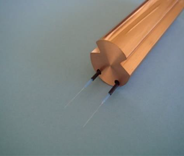 写真：光ファイバを用いた警報機能付きトロリ線